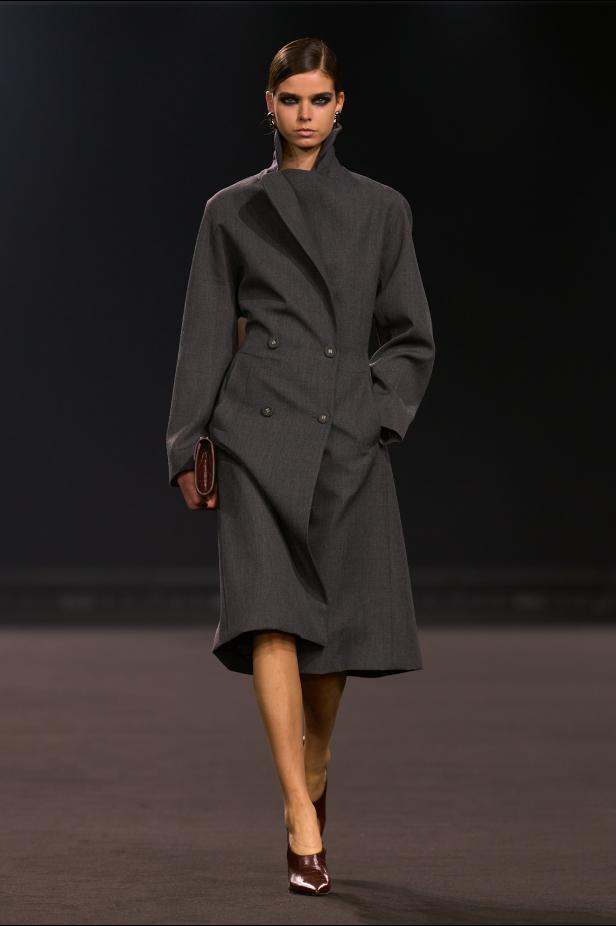 نيويورك التسعينيات برؤية إيلي صعب في مجموعة خريف 2026... لامرأة تجمع بين تناقضات ‏المدينة الساحرة