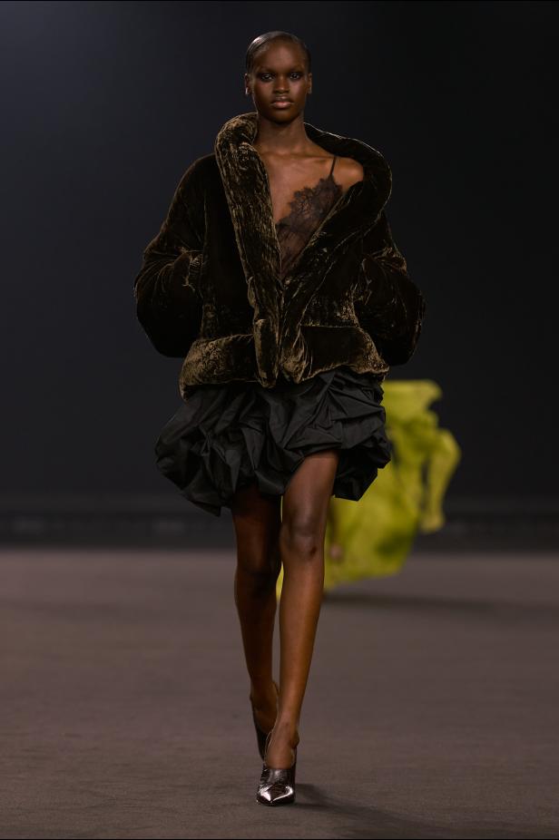 نيويورك التسعينيات برؤية إيلي صعب في مجموعة خريف 2026... لامرأة تجمع بين تناقضات ‏المدينة الساحرة