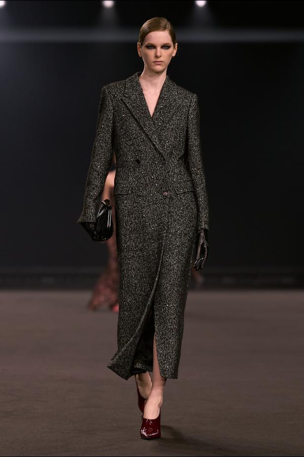 نيويورك التسعينيات برؤية إيلي صعب في مجموعة خريف 2026... لامرأة تجمع بين تناقضات ‏المدينة الساحرة