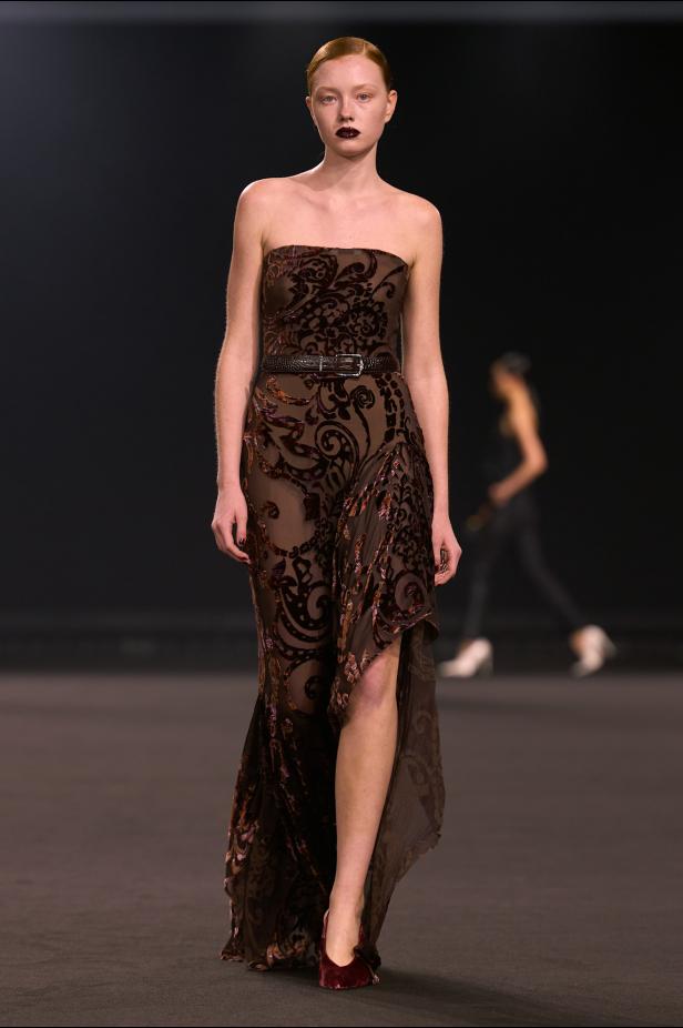 نيويورك التسعينيات برؤية إيلي صعب في مجموعة خريف 2026... لامرأة تجمع بين تناقضات ‏المدينة الساحرة