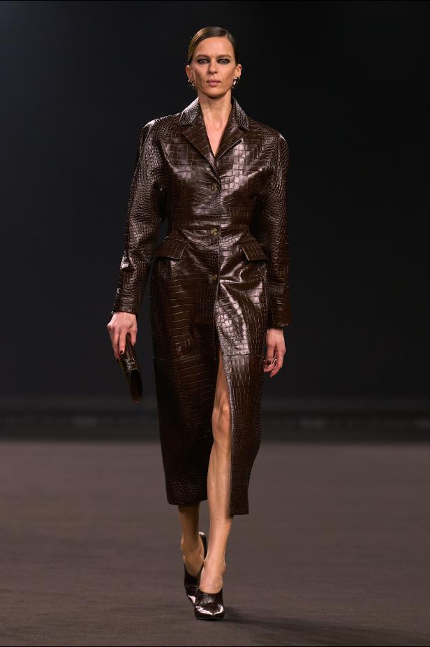 نيويورك التسعينيات برؤية إيلي صعب في مجموعة خريف 2026... لامرأة تجمع بين تناقضات ‏المدينة الساحرة