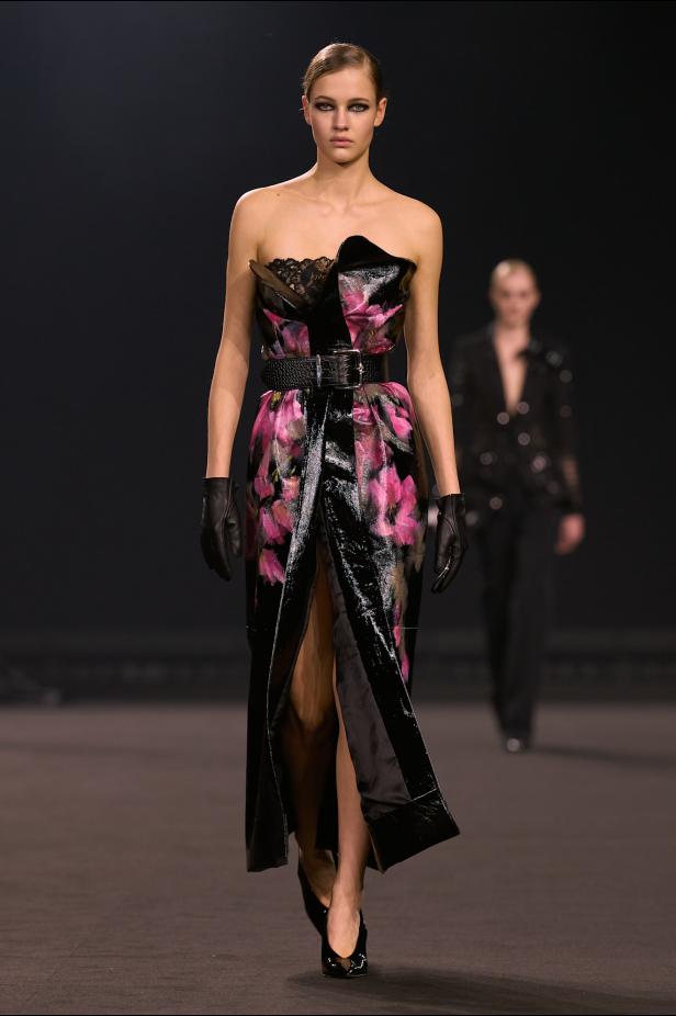 نيويورك التسعينيات برؤية إيلي صعب في مجموعة خريف 2026... لامرأة تجمع بين تناقضات ‏المدينة الساحرة