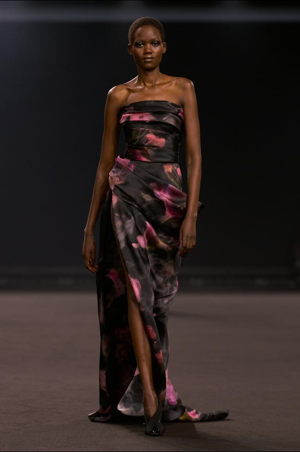 نيويورك التسعينيات برؤية إيلي صعب في مجموعة خريف 2026... لامرأة تجمع بين تناقضات ‏المدينة الساحرة