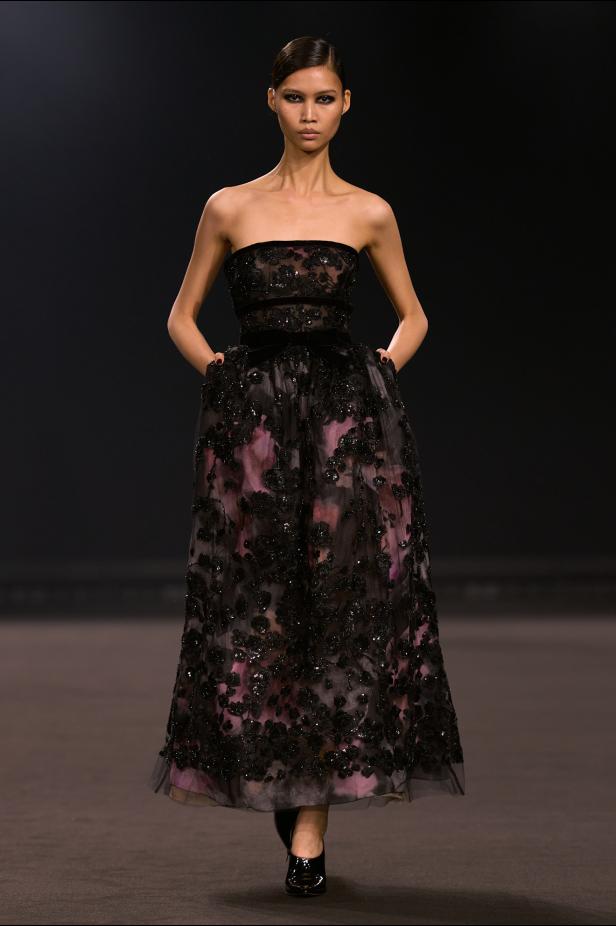 نيويورك التسعينيات برؤية إيلي صعب في مجموعة خريف 2026... لامرأة تجمع بين تناقضات ‏المدينة الساحرة