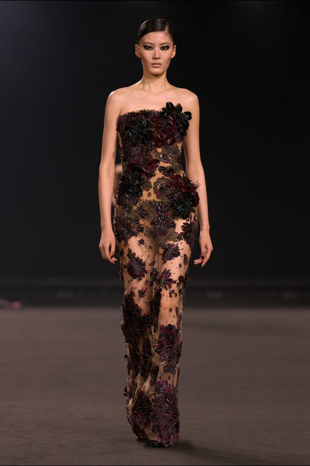 نيويورك التسعينيات برؤية إيلي صعب في مجموعة خريف 2026... لامرأة تجمع بين تناقضات ‏المدينة الساحرة