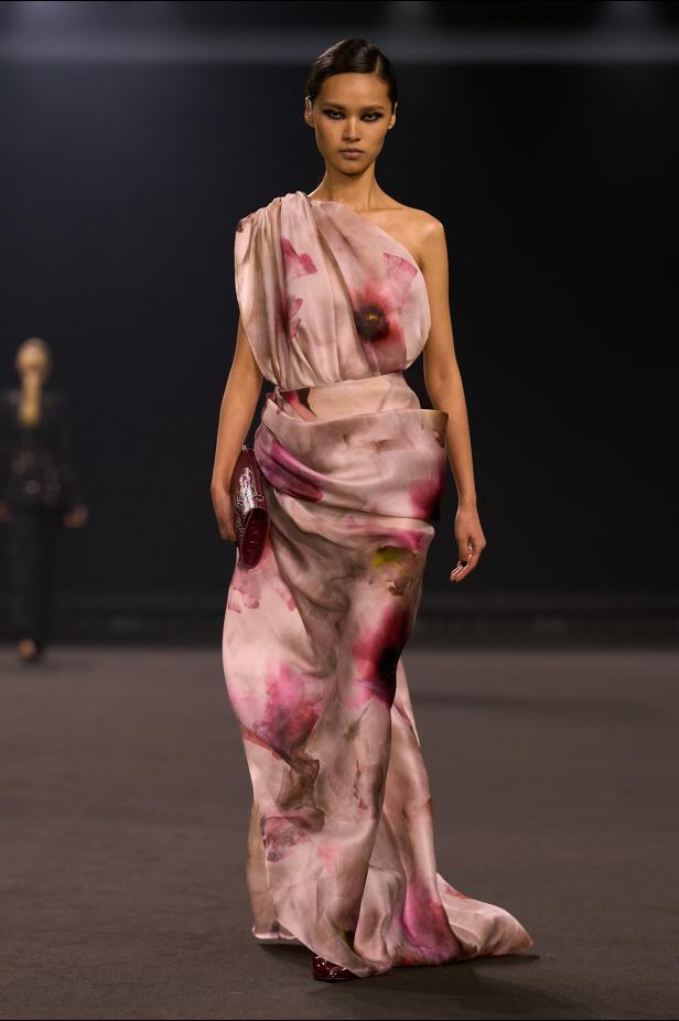 نيويورك التسعينيات برؤية إيلي صعب في مجموعة خريف 2026... لامرأة تجمع بين تناقضات ‏المدينة الساحرة