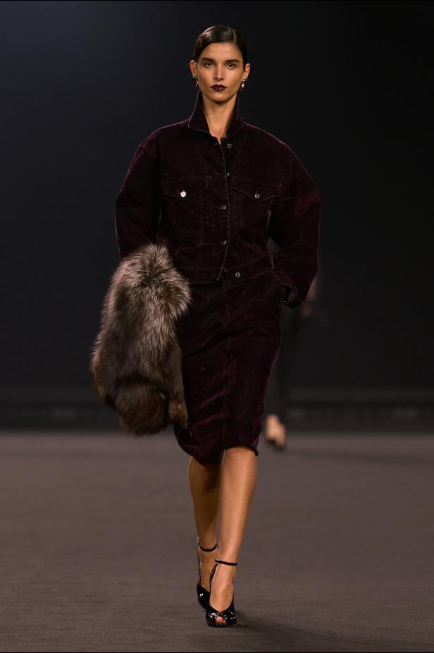 نيويورك التسعينيات برؤية إيلي صعب في مجموعة خريف 2026... لامرأة تجمع بين تناقضات ‏المدينة الساحرة