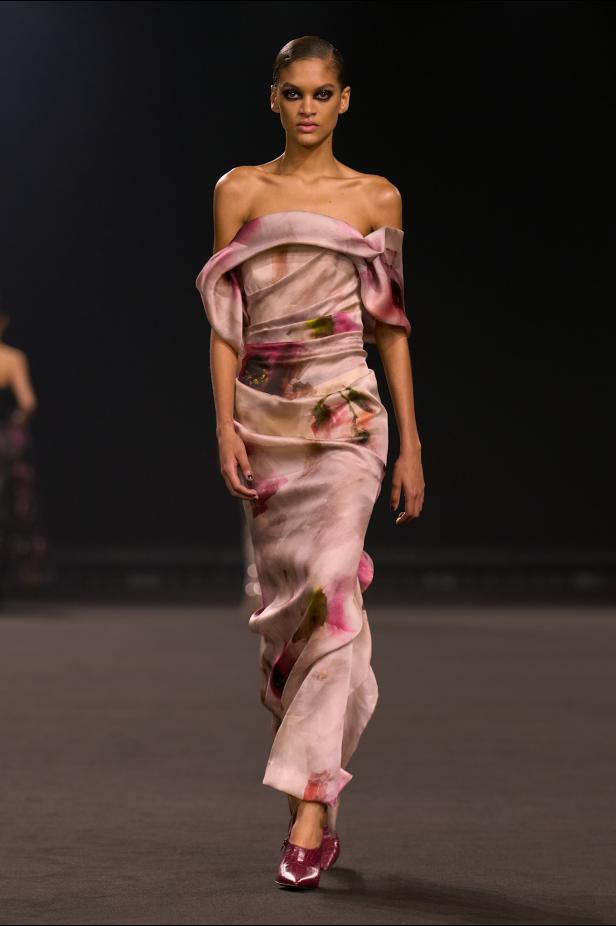 نيويورك التسعينيات برؤية إيلي صعب في مجموعة خريف 2026... لامرأة تجمع بين تناقضات ‏المدينة الساحرة