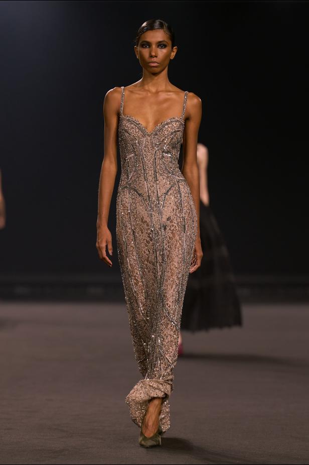 نيويورك التسعينيات برؤية إيلي صعب في مجموعة خريف 2026... لامرأة تجمع بين تناقضات ‏المدينة الساحرة