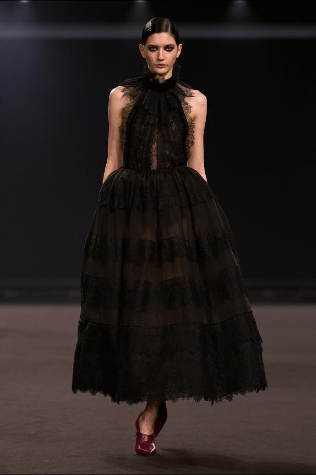 نيويورك التسعينيات برؤية إيلي صعب في مجموعة خريف 2026... لامرأة تجمع بين تناقضات ‏المدينة الساحرة