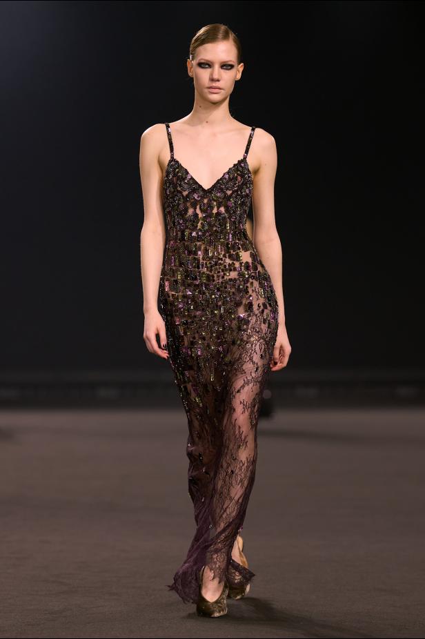 نيويورك التسعينيات برؤية إيلي صعب في مجموعة خريف 2026... لامرأة تجمع بين تناقضات ‏المدينة الساحرة