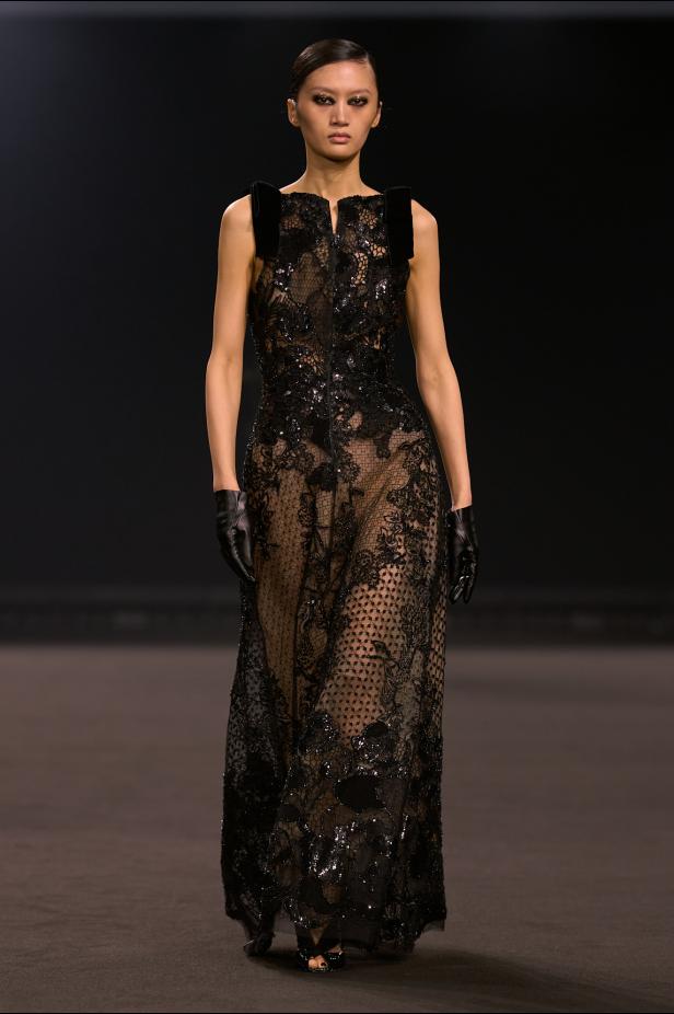 نيويورك التسعينيات برؤية إيلي صعب في مجموعة خريف 2026... لامرأة تجمع بين تناقضات ‏المدينة الساحرة