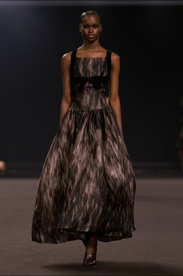 نيويورك التسعينيات برؤية إيلي صعب في مجموعة خريف 2026... لامرأة تجمع بين تناقضات ‏المدينة الساحرة