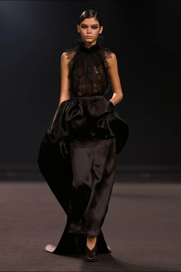 نيويورك التسعينيات برؤية إيلي صعب في مجموعة خريف 2026... لامرأة تجمع بين تناقضات ‏المدينة الساحرة