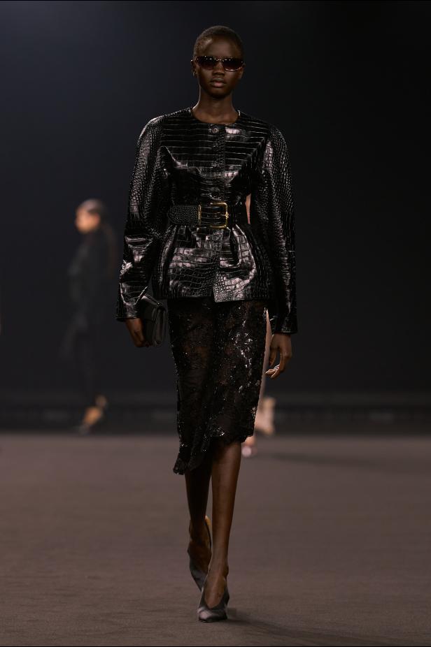 نيويورك التسعينيات برؤية إيلي صعب في مجموعة خريف 2026... لامرأة تجمع بين تناقضات ‏المدينة الساحرة