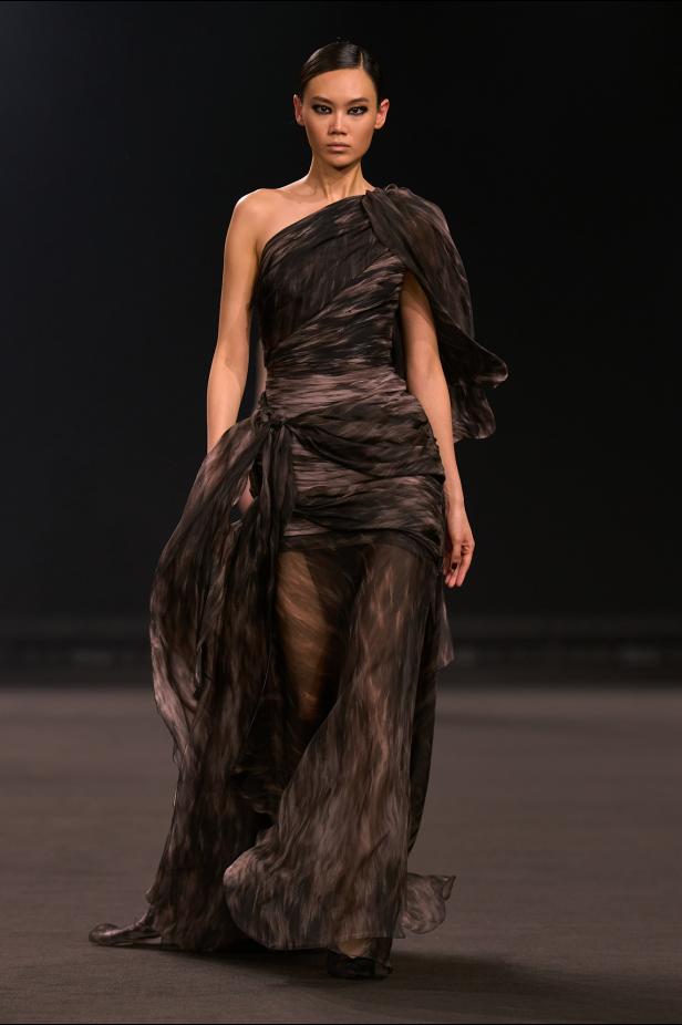 نيويورك التسعينيات برؤية إيلي صعب في مجموعة خريف 2026... لامرأة تجمع بين تناقضات ‏المدينة الساحرة