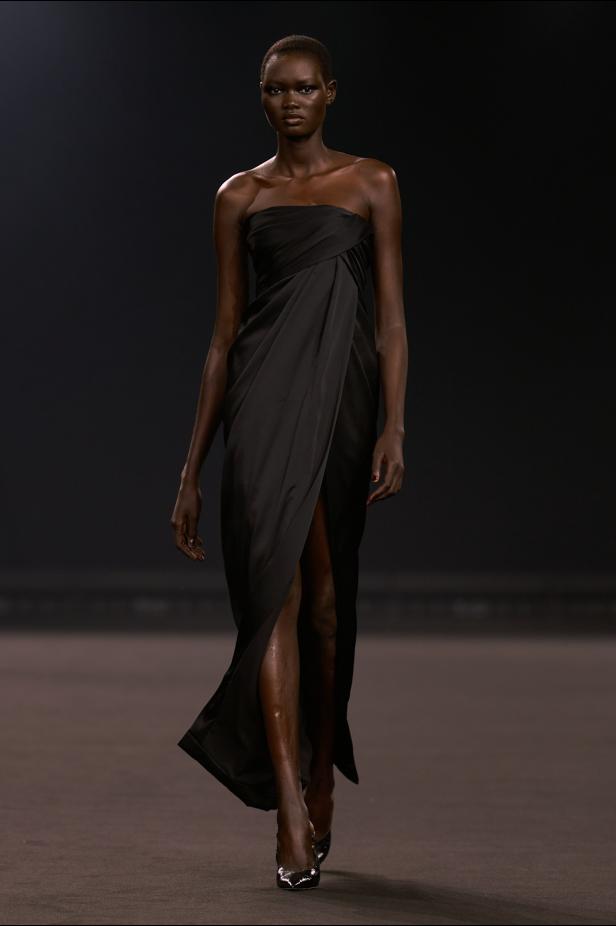 نيويورك التسعينيات برؤية إيلي صعب في مجموعة خريف 2026... لامرأة تجمع بين تناقضات ‏المدينة الساحرة