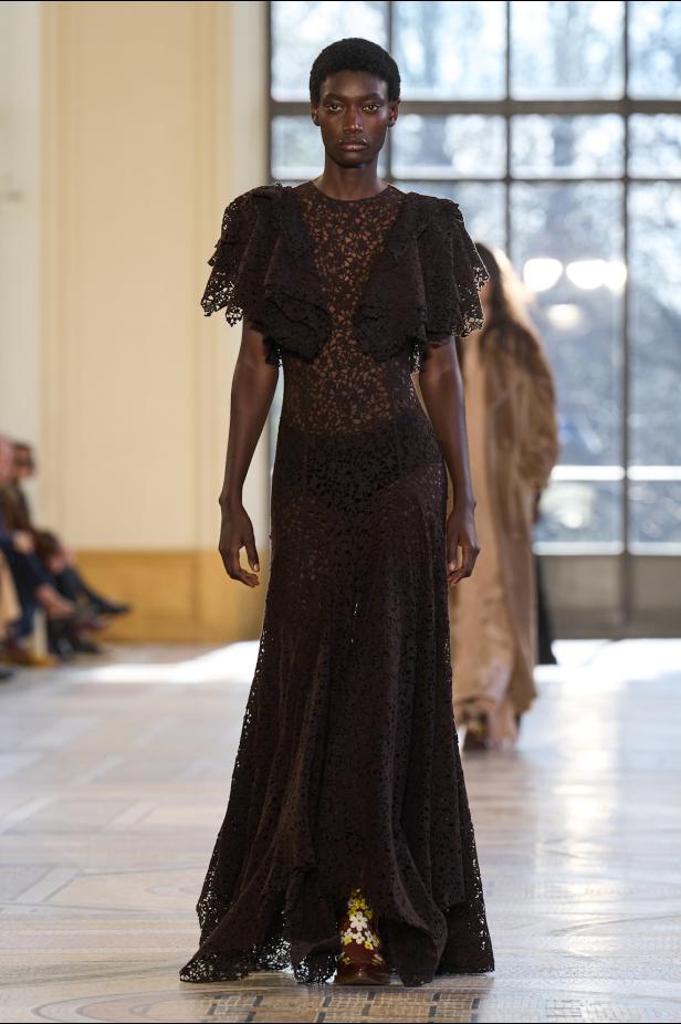 غابرييلا هيرست توجّه من خلال مجموعة خريف 2026 تحية إنسانية بروح معاصرة