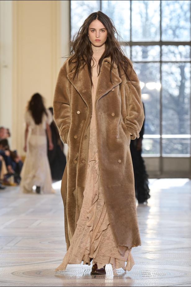 غابرييلا هيرست توجّه من خلال مجموعة خريف 2026 تحية إنسانية بروح معاصرة