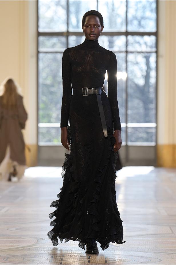 غابرييلا هيرست توجّه من خلال مجموعة خريف 2026 تحية إنسانية بروح معاصرة