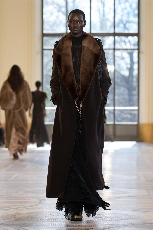 غابرييلا هيرست توجّه من خلال مجموعة خريف 2026 تحية إنسانية بروح معاصرة