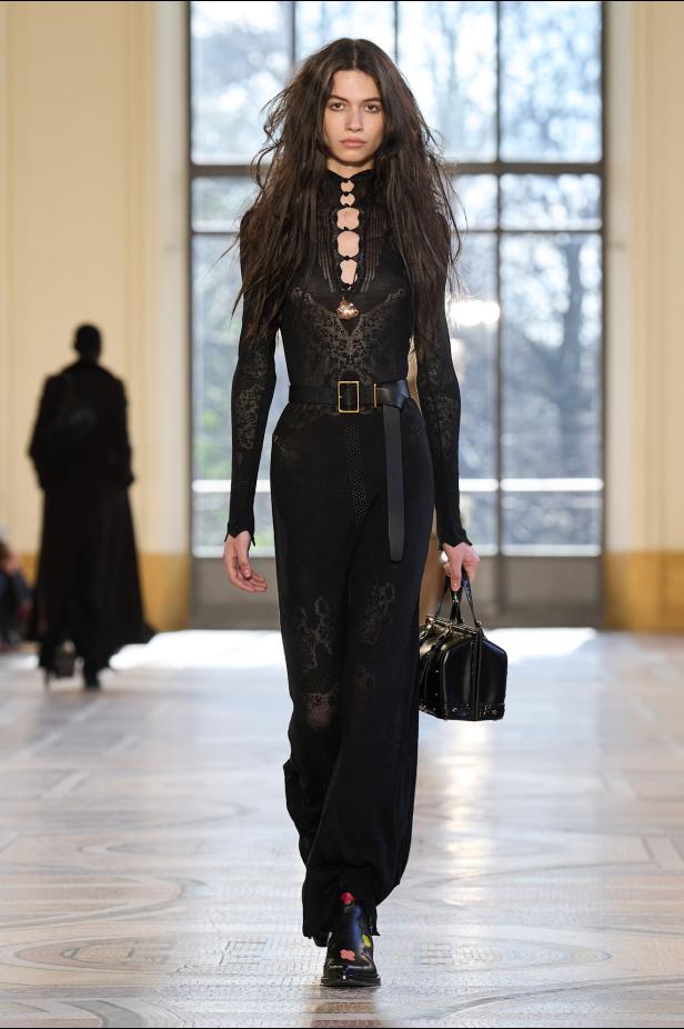 غابرييلا هيرست توجّه من خلال مجموعة خريف 2026 تحية إنسانية بروح معاصرة