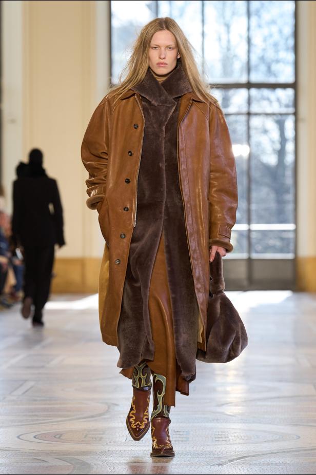 غابرييلا هيرست توجّه من خلال مجموعة خريف 2026 تحية إنسانية بروح معاصرة