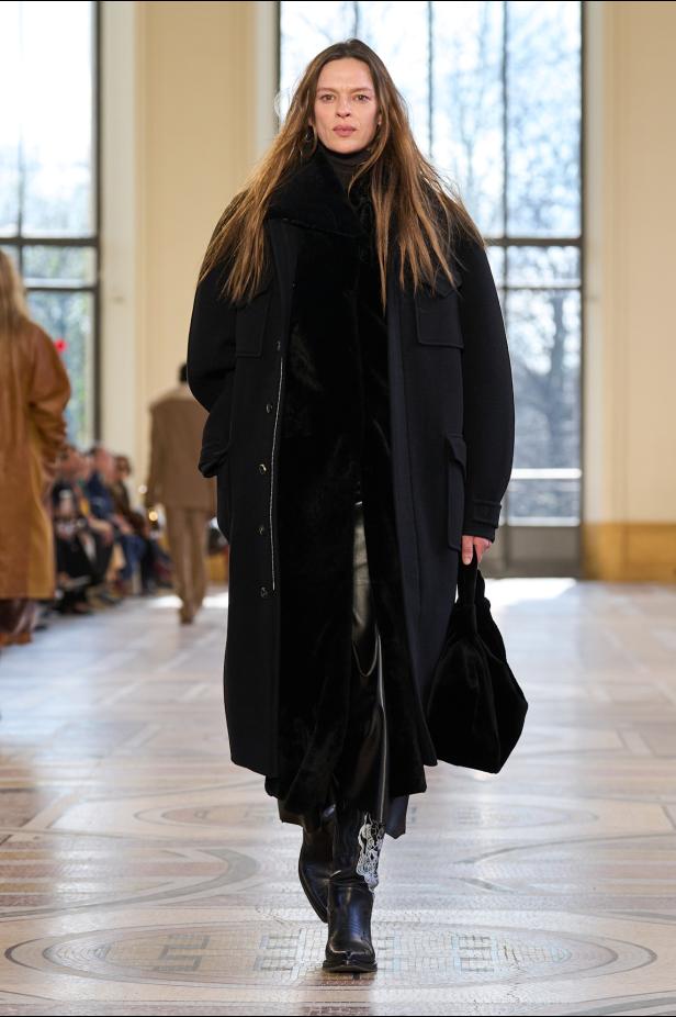 غابرييلا هيرست توجّه من خلال مجموعة خريف 2026 تحية إنسانية بروح معاصرة