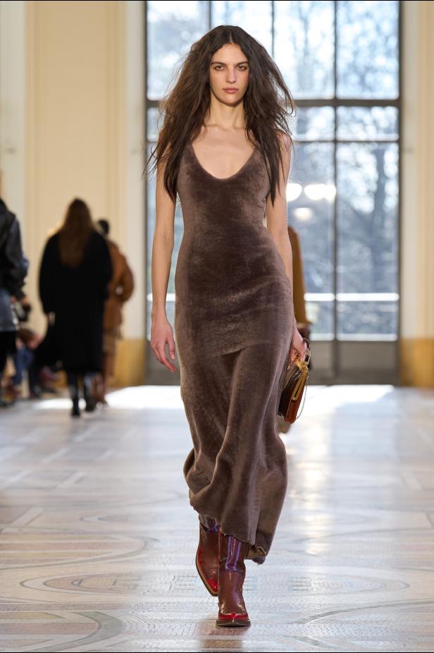 غابرييلا هيرست توجّه من خلال مجموعة خريف 2026 تحية إنسانية بروح معاصرة