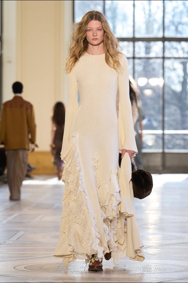 غابرييلا هيرست توجّه من خلال مجموعة خريف 2026 تحية إنسانية بروح معاصرة