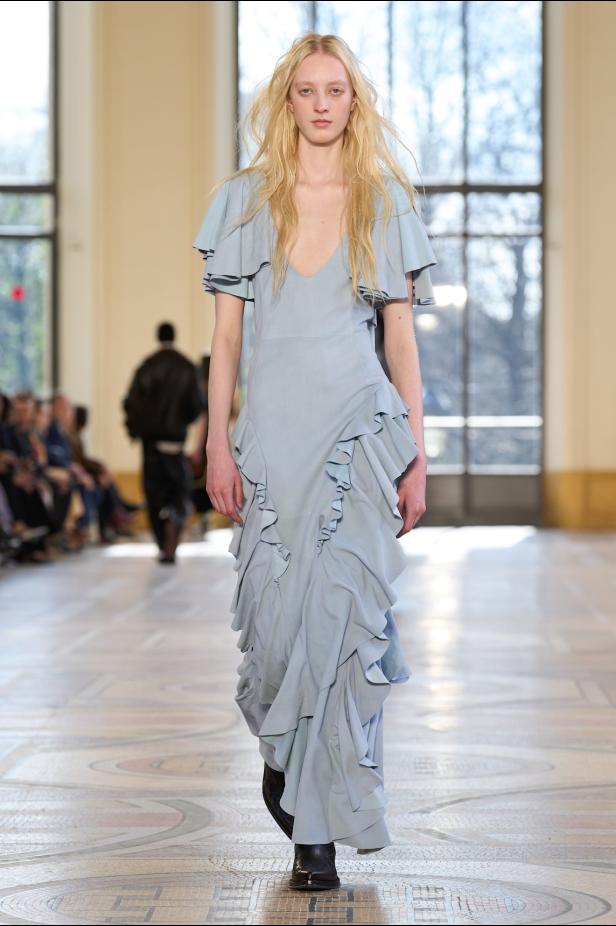 غابرييلا هيرست توجّه من خلال مجموعة خريف 2026 تحية إنسانية بروح معاصرة