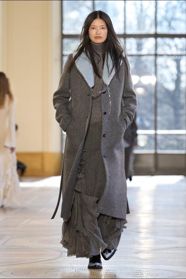 غابرييلا هيرست توجّه من خلال مجموعة خريف 2026 تحية إنسانية بروح معاصرة