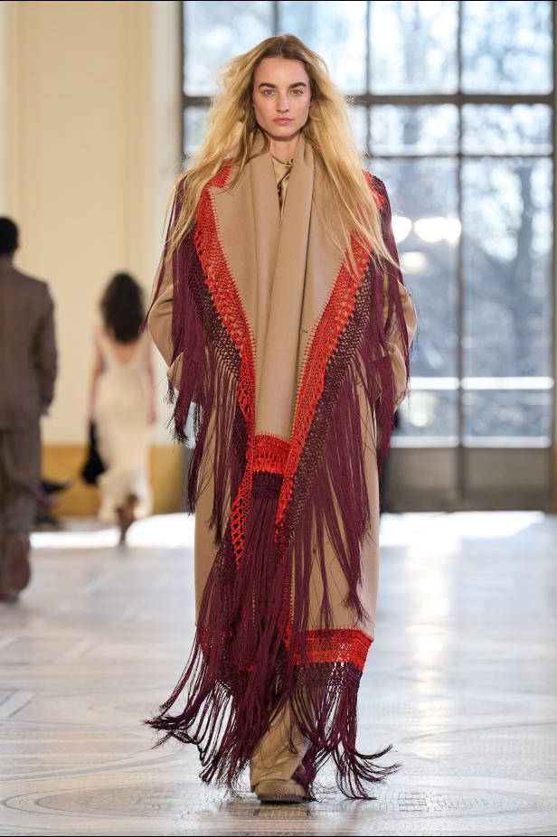 غابرييلا هيرست توجّه من خلال مجموعة خريف 2026 تحية إنسانية بروح معاصرة