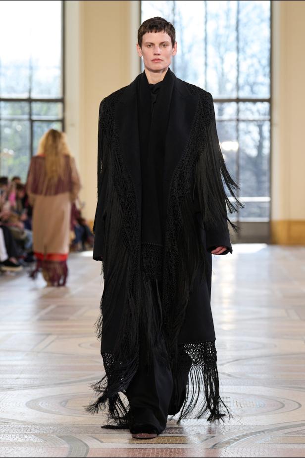 غابرييلا هيرست توجّه من خلال مجموعة خريف 2026 تحية إنسانية بروح معاصرة