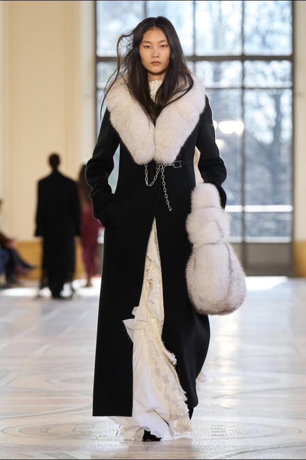 غابرييلا هيرست توجّه من خلال مجموعة خريف 2026 تحية إنسانية بروح معاصرة