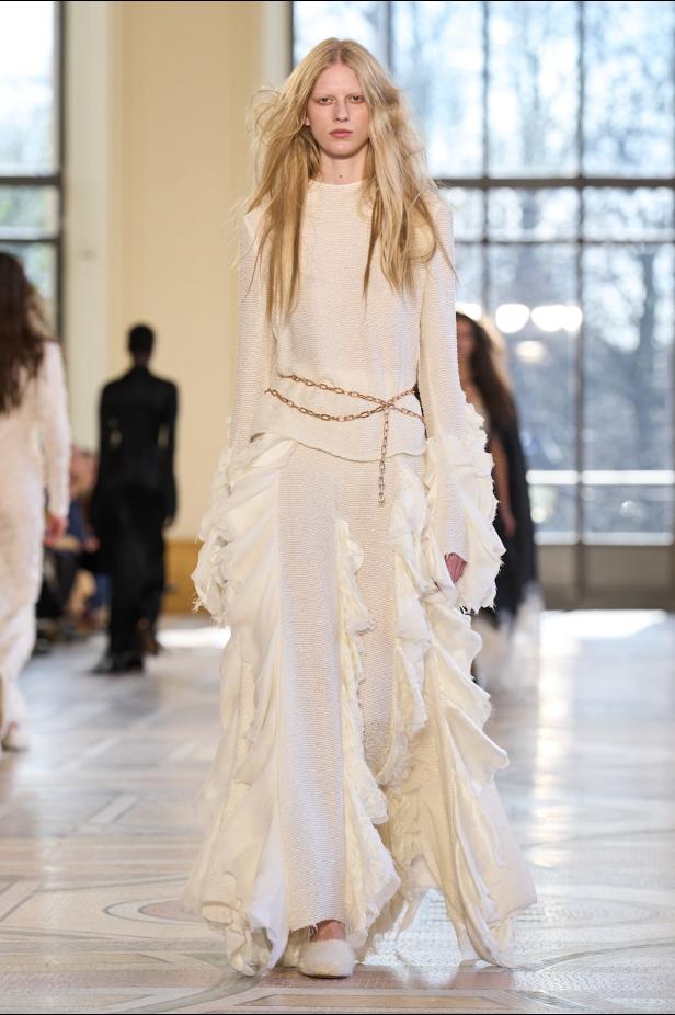 غابرييلا هيرست توجّه من خلال مجموعة خريف 2026 تحية إنسانية بروح معاصرة