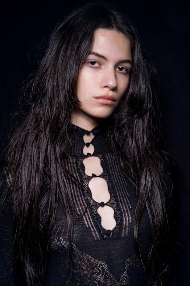 غابرييلا هيرست توجّه من خلال مجموعة خريف 2026 تحية إنسانية بروح معاصرة