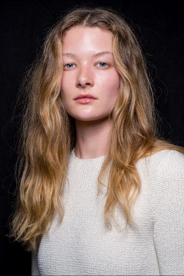 غابرييلا هيرست توجّه من خلال مجموعة خريف 2026 تحية إنسانية بروح معاصرة