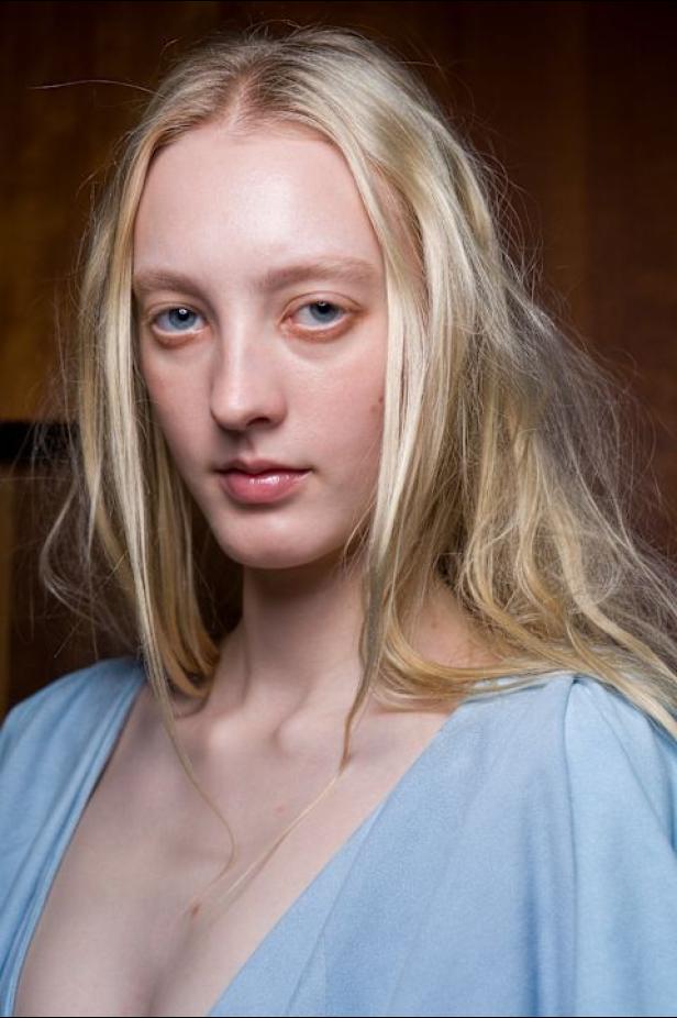 غابرييلا هيرست توجّه من خلال مجموعة خريف 2026 تحية إنسانية بروح معاصرة