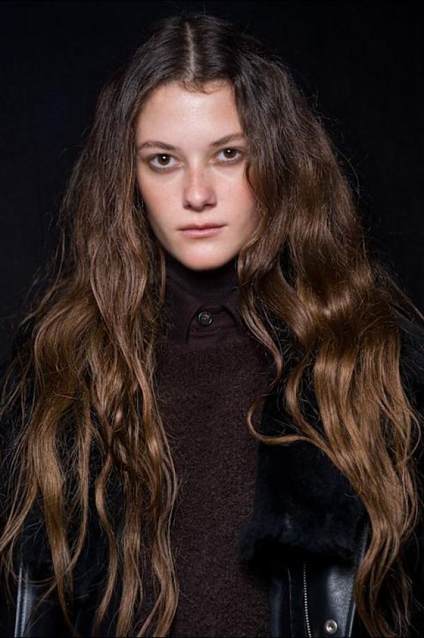 غابرييلا هيرست توجّه من خلال مجموعة خريف 2026 تحية إنسانية بروح معاصرة