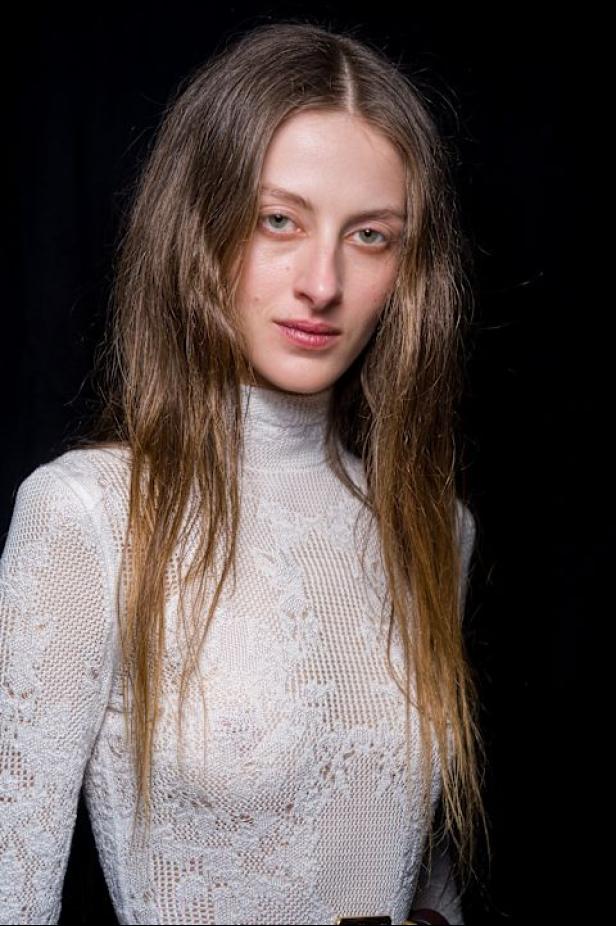 غابرييلا هيرست توجّه من خلال مجموعة خريف 2026 تحية إنسانية بروح معاصرة