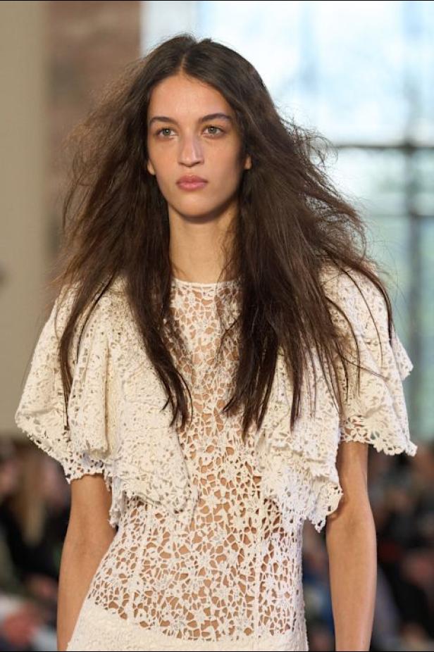 غابرييلا هيرست توجّه من خلال مجموعة خريف 2026 تحية إنسانية بروح معاصرة