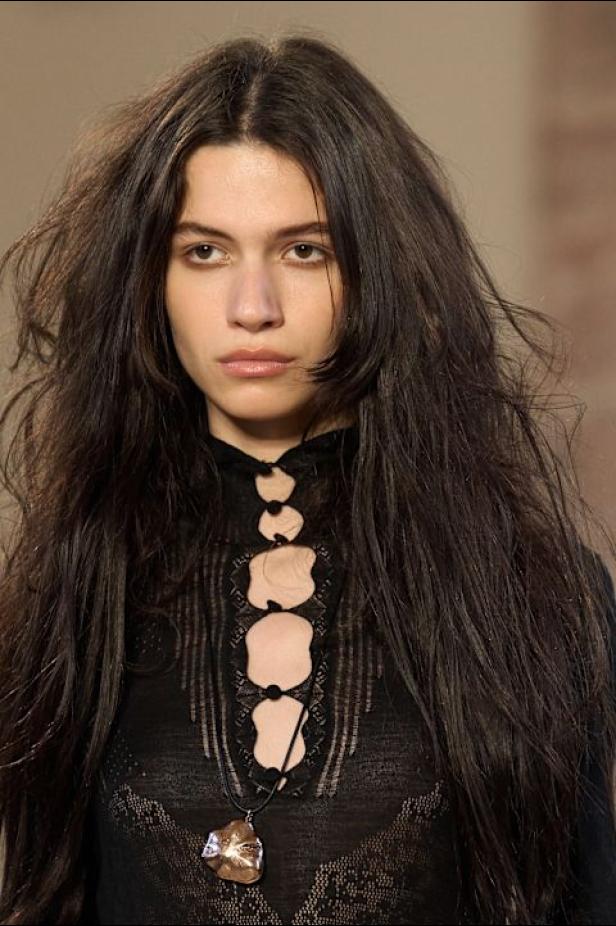 غابرييلا هيرست توجّه من خلال مجموعة خريف 2026 تحية إنسانية بروح معاصرة