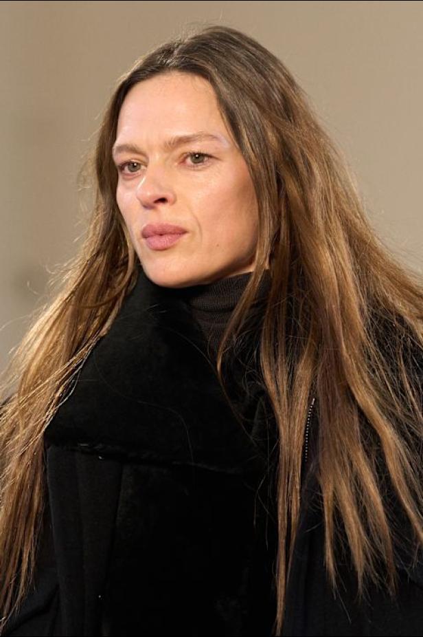 غابرييلا هيرست توجّه من خلال مجموعة خريف 2026 تحية إنسانية بروح معاصرة