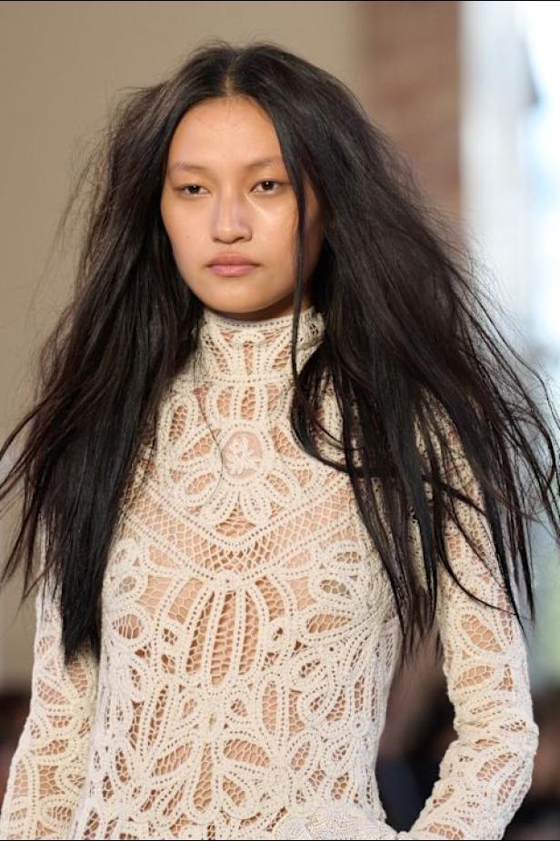 غابرييلا هيرست توجّه من خلال مجموعة خريف 2026 تحية إنسانية بروح معاصرة