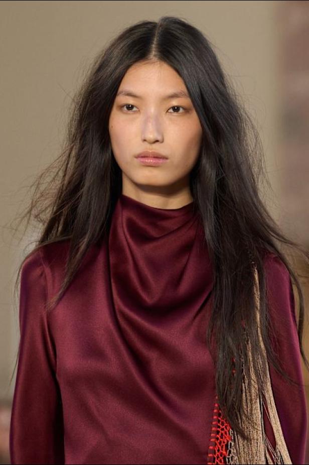 غابرييلا هيرست توجّه من خلال مجموعة خريف 2026 تحية إنسانية بروح معاصرة