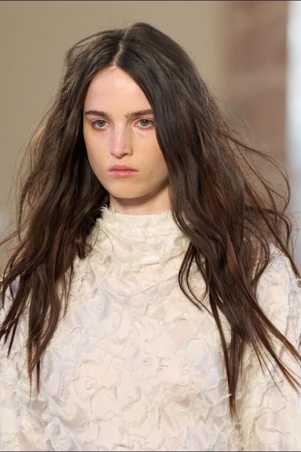 غابرييلا هيرست توجّه من خلال مجموعة خريف 2026 تحية إنسانية بروح معاصرة