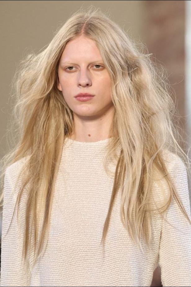 غابرييلا هيرست توجّه من خلال مجموعة خريف 2026 تحية إنسانية بروح معاصرة