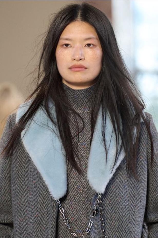 غابرييلا هيرست توجّه من خلال مجموعة خريف 2026 تحية إنسانية بروح معاصرة