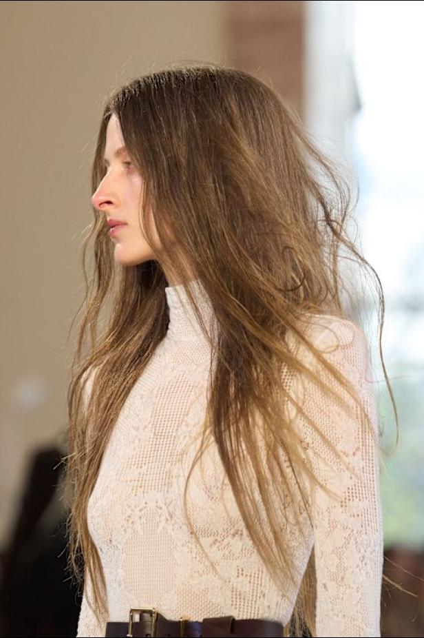 غابرييلا هيرست توجّه من خلال مجموعة خريف 2026 تحية إنسانية بروح معاصرة